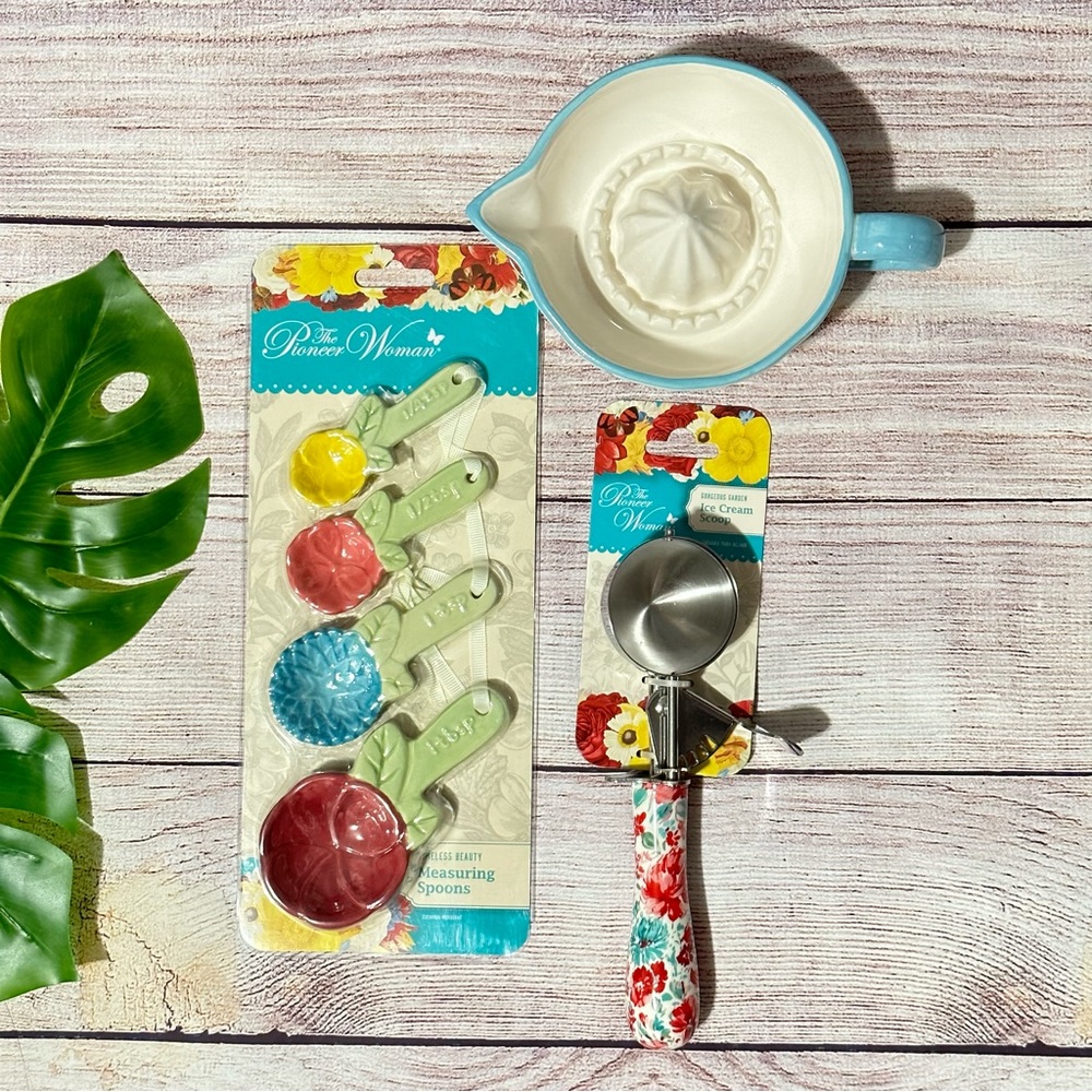 Pioneer Woman Ice Cream Scoop, Measuring Spoons and Juicer NEW